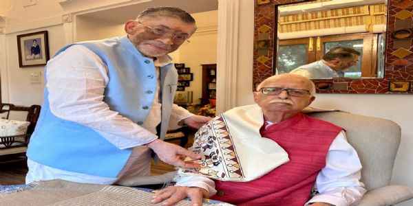 राज्यपाल ने लाल कृष्ण आडवाणी से की मुलाकात