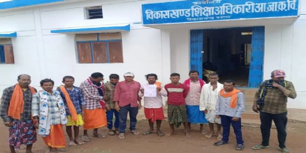 साधुपारा के ग्रामीणों ने प्राथमिक शाला में एक शिक्षक के नियुक्ति के लिए सौंपा ज्ञापन