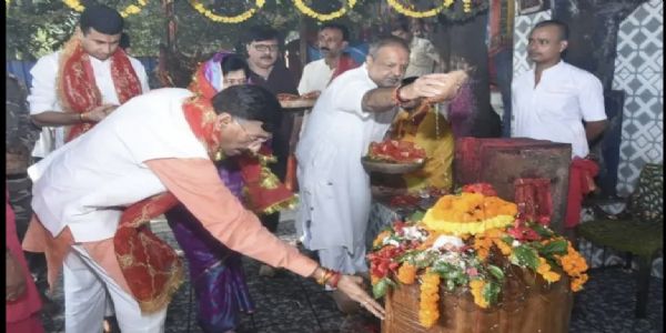 रक्षा राज्यमंत्री संजय सेठ ने रजरप्पा में की पूजा-अर्चना
