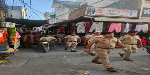 त्योहारी सीजन में सुरक्षा बढ़ाने के लिए पुलिस ने किया भव्य फ्लैग मार्च