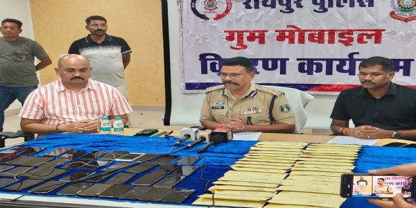 रायपुर : 20 लाख के 100 गुम मोबाइल फोन बरामद, पुलिस ने मोबाइल फोन स्वामियों को किया सुपुर्द