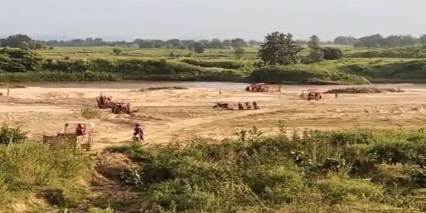 बलरामपुर : वाड्रफनगर में चल रहा अवैध रेत खनन, ग्रामीणों ने रोके 16 अवैध रेत ट्रैक्टर, चालक रेत डंप कर भागे