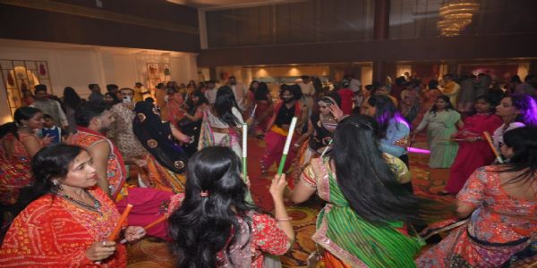 रंगीलो रास–डांडिया नाइट में गरबा की धुन पर थिरके कदम
