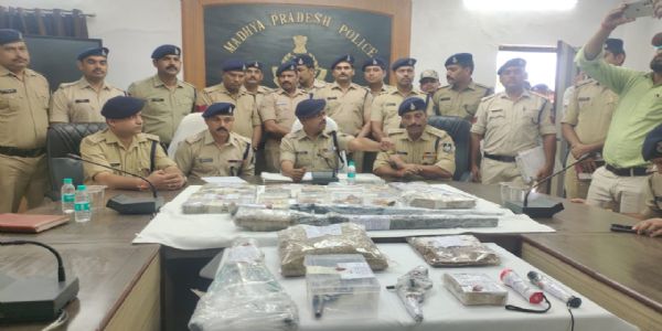 मुरैना: इनामी 6 बदमाश गिरफ्तार, 1 करोड़ का माल जब्त, लूटी गई रायफलें भी बरामद