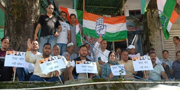 पेपर लीक की सीबीआई जांच की मांग को कांग्रेस ने दिया धरना