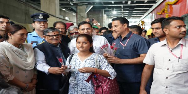 राज्यपाल ने उदयपुर से चंडीगढ़ के लिए शुरू की गई नई सुपरफास्ट ट्रेन का स्वागत किया