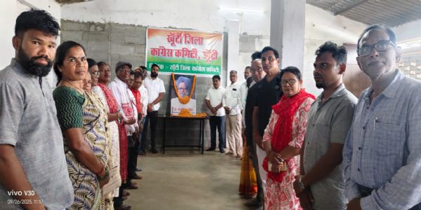 पूर्व प्रधानमंत्री डॉ. मनमोहन सिंह को कांग्रेस के कार्यकर्ताओं ने दी श्रद्धांजलि