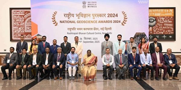 राष्ट्रपति ने राष्ट्रीय भूविज्ञान पुरस्कार प्रदान किए