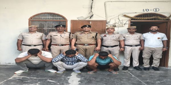 सिरसा: नकली पुलिस कर्मी बनकर ठगने वाले तीन काबू, पुलिस वर्दी व डुप्लीकेट नंबर प्लेट बरामद