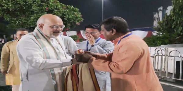 अमित शाह कोलकाता पहुंचे, देशभक्ति थीम वाले दुर्गा पंडाल का करेंगे उद्घाटन, बिहार में भी करेंगे अहम बैठकें