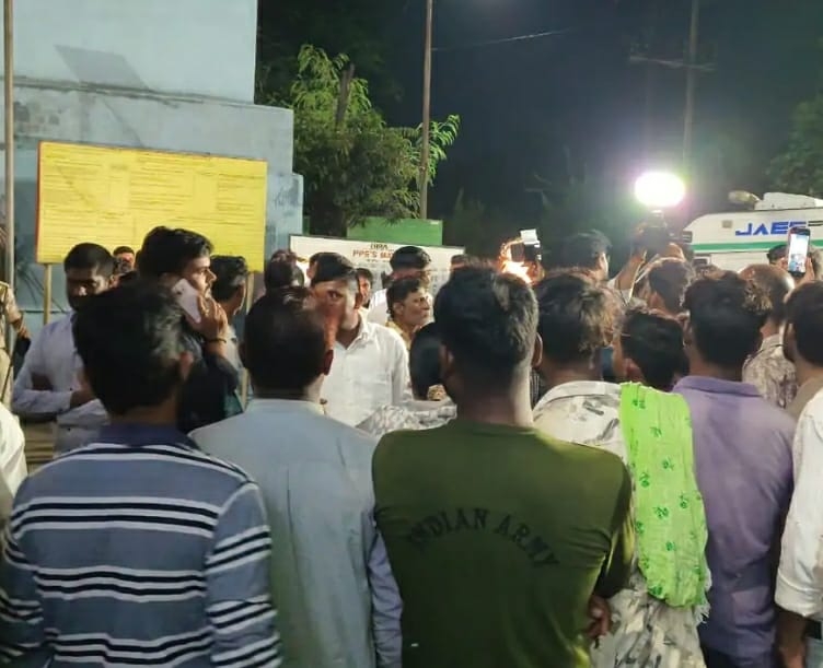 हादसे के बाद फैक्ट्री के बाहर लोगों की भीड़