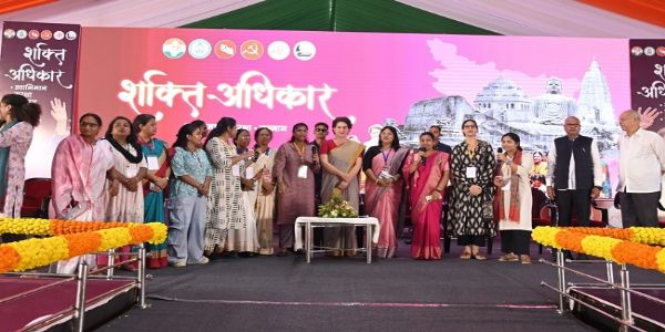 पटना के सदाकत आश्रम में महिला शक्ति अधिकार कार्यक्रम के दौरान प्रियंका गांधी