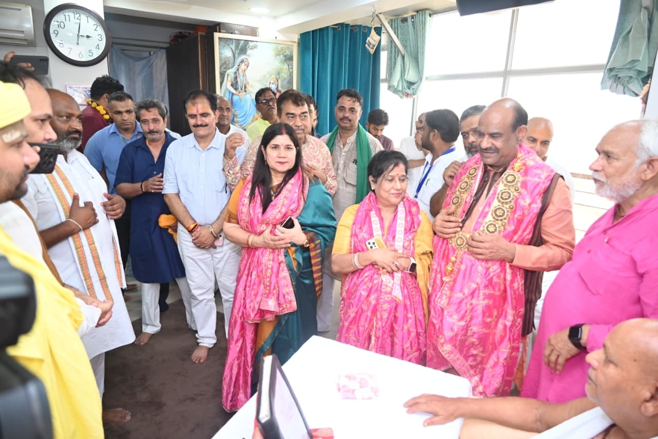 रमेश बाबा का आर्शीवाद के दाैरान लोकसभा अध्यक्ष ओम बिरला