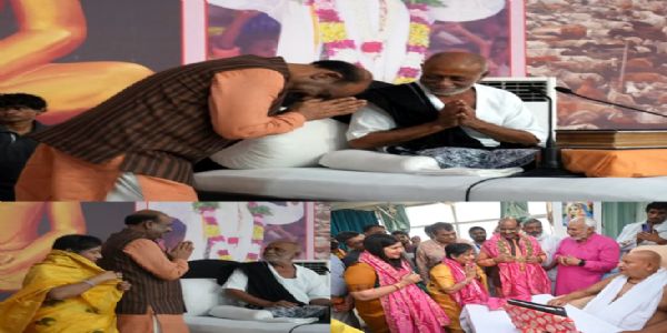 आर्शाीवाद लेते हुए बिरला जी अैार उनकी पत्नी