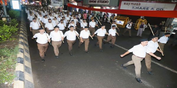 नागपुरात पथसंचलन करताना संघ स्वयंसेवक