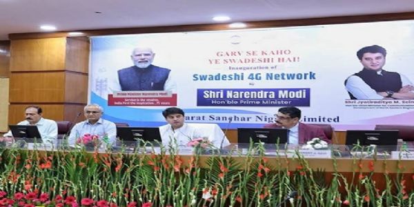 केंद्रीय संचारमंत्री ज्योतिरादित्य सिंधिया संवाददाता सम्मेलन में।