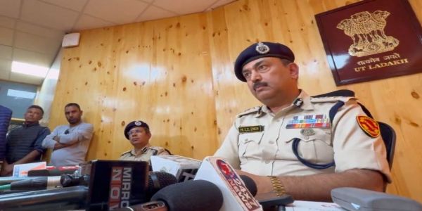 लद्दाख के डीजीपी ने सोनम वांगचुक के पाकिस्तान से संबंध होने का आरोप लगाया और पड़ोसी देशों की उनकी यात्राओं पर उठाए सवाल