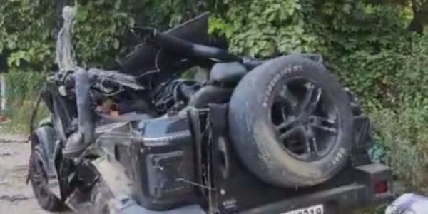 गुरुग्राम में शनिवार को राजीव चौक पर हुए सड़क हादसे में बुरी तरह से क्षतिग्रस्त थार गाड़ी।