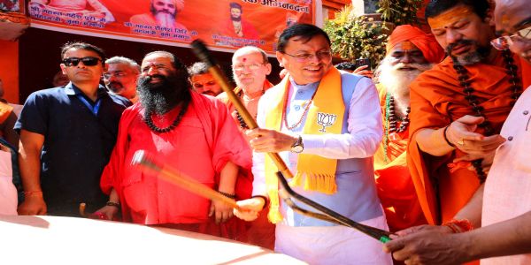 मुख्यमंत्री ने नगाड़ा बजाकर किया पवित्र छड़ी यात्रा का शुभारंभ