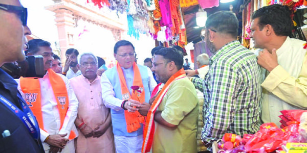 सीएम धामी ने दुकान-दुकान जाकर जीएसटी की घटी दरों के लाभ बताए