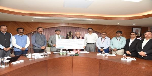 एनटीपीसी ने सौंपा 3,248 करोड़ के अंतिम लाभांश का चेक