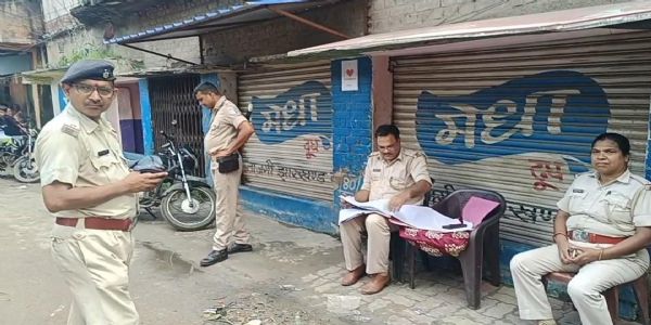 वासेपुर में प्रिंस खान के गुर्गे के घर पुलिस की कुर्की
