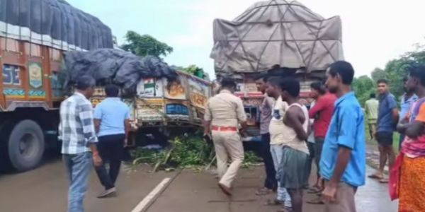 पश्चिम मिदनापुर के दांतन में केले से लदी पिकअप वैन दुर्घटनाग्रस्त, बाल-बाल बचे लोग