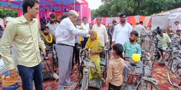 सरकार से निःशुल्क उपकरण पाकर खिले दिव्यांगजनों के चेहरे