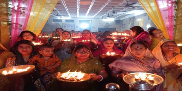 माता वैष्णो देवी मंदिर में महिलाओं ने की सामूहिक आरती