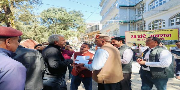 हिमाचल विश्वविद्यालय शिक्षक कल्याण संघ ने कार्यकारी परिषद का काले झंडों से किया विरोध