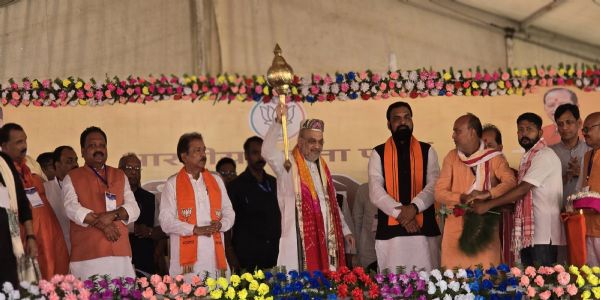 गृह मंत्री को सुन्दरनाथधाम की आकृति,गदा,पेंटिंग से लेकर मखाना के माला से हुआ स्वागत