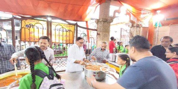 श्री श्याम मंदिर के भंडारे में सैकड़ों भक्तों ने पाया प्रसाद