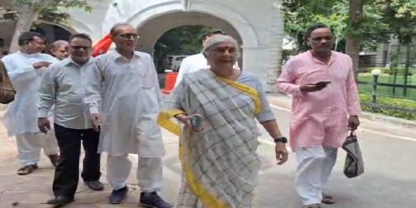 आई लव मोहम्मद बैनर को लेकर फैली गलतफहमियों पर पूर्व सांसद सुभाषिनी अली ने पुलिस कमिश्नर से की मुलाकात