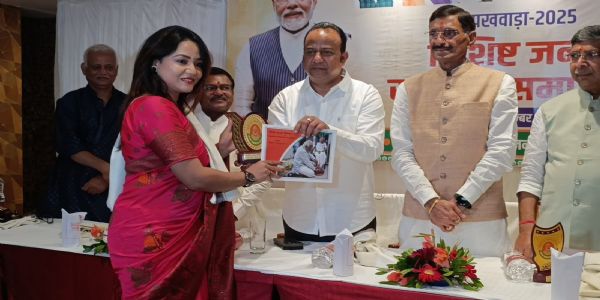 विशिष्ट जनों को बढ़ते और बदलते भारत में योगदान का सम्मान : सेठ