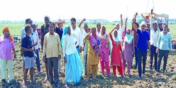 खेत मेें कार्य करने से रोकने पर किसानों ने किया प्रदर्शन
