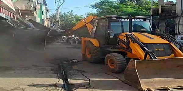 टोहाना में अतिक्रमण हटाओ अभियान पर दुकानदारों का हंगामा, जेसीबी रोकी; चेयरमैन ने जताई नाराजगी
