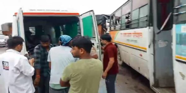 उप्र के हमीरपुर में ट्रक-बस की भिड़ंत में एक की माैत, 18 घायल