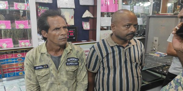 जेवर दुकान में चोरी करते दो आरोपित गिरफ्तार