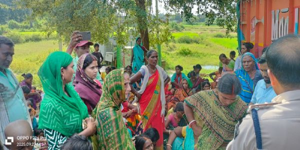 मारपीट के विरोध में ग्रामीणों ने थाना के समक्ष दिया धरना