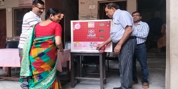 आर्य कन्या इंटर कालेज बहादराबाद में लगाई सेनेटरी पैड मशीन