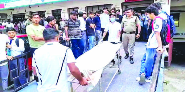 आल्टो की टक्क्र से स्कूटी सवार छात्र की मौत, एक गंभीर घायल