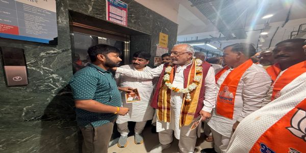 बचत उत्सव को लेकर वित्त मंत्री सुरेश खन्ना ने वाराणसी में व्यापारियों से किया संवाद