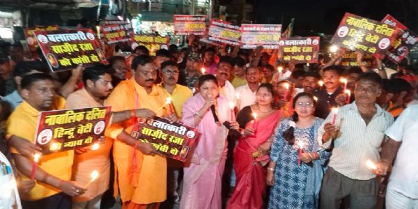 नाबालिग से दुष्कर्म के विरोध में निकाला गया कैंडल चेतावनी मार्च