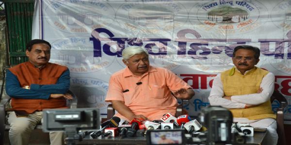 प्रेसवार्ता को संबोधित करते हुए विहिप के अध्यक्ष आलोक कुमार