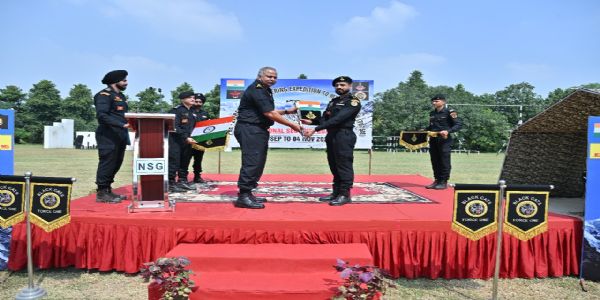 एनएसजी महानिदेशक बृघु श्रीनिवासन शनिवार को मानेसर में कमांडो दल को  रवाना करते हुए