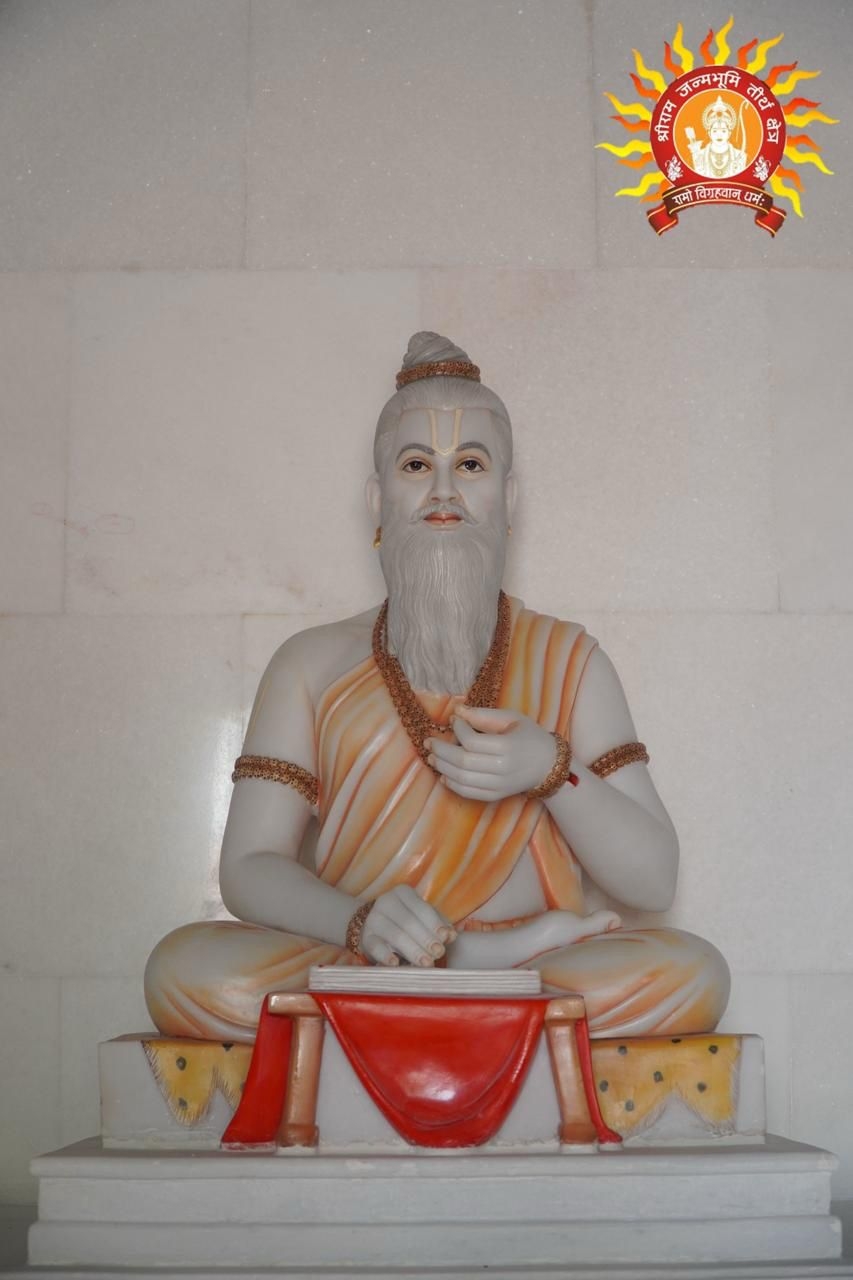 श्री रामजन्मभूमि मंदिर परिसर में सप्त मण्डप में स्थापित महर्षि वाल्मीकि की प्रतिमा