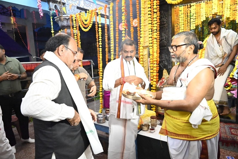 केंद्रीय राज्य मंत्री डॉ. एल आर मुरुगन भोपाल में स्थित मां शारदा मंदिर में पूजा अर्चना की