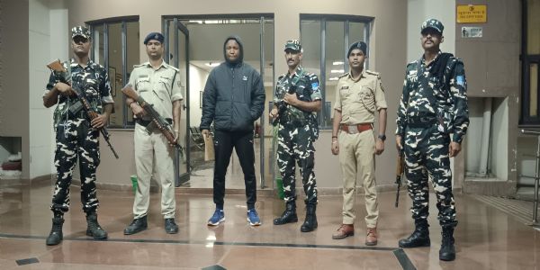पुलिस गिरफ्त में विदेशी नागरिक