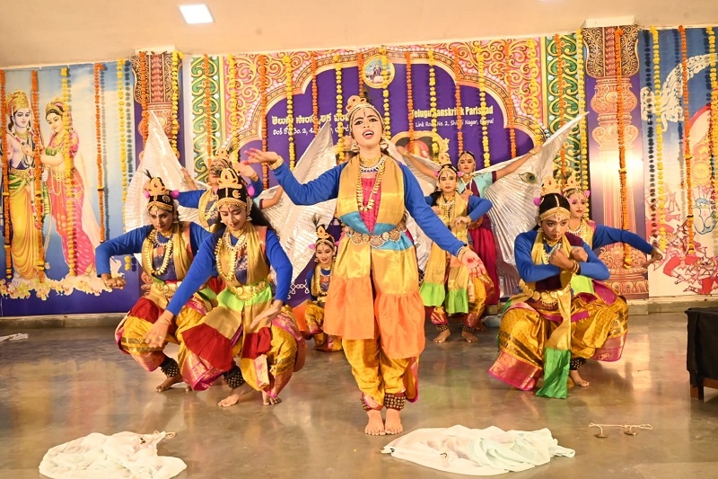 भोपाल के शिवाजी नगर स्थित श्री शारदा मंदिर में आयोजित बथुकम्मा उत्सव