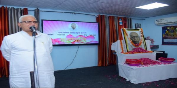 श्रद्धांजलि सभा को संबोधित करते स्वान्त रंजन
